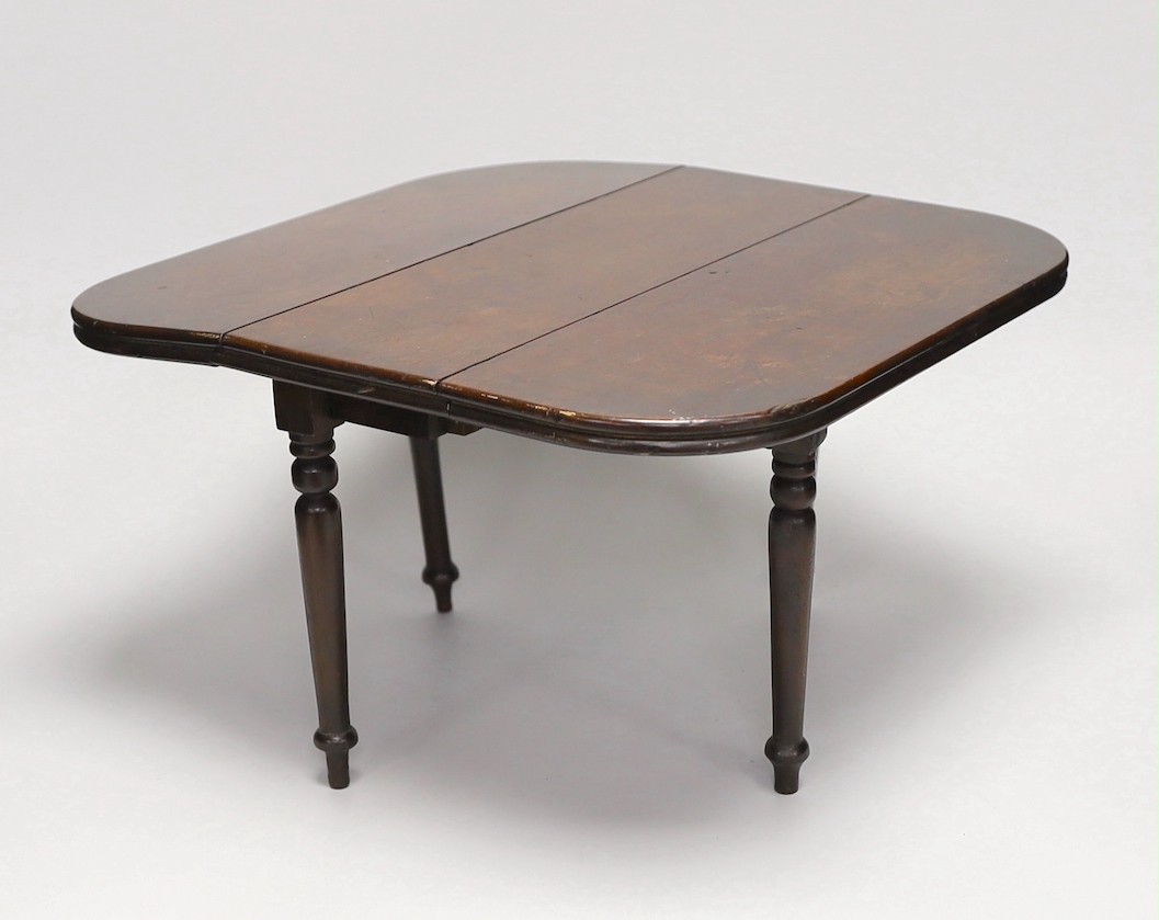 Miniature furniture - an early Victorian model of a mahogany drop leaf dining table, 36cm